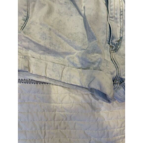 Levi's Women's White Washed Denim Mom Shorts Size 27 Rolled Hem - Picture 3 of 9